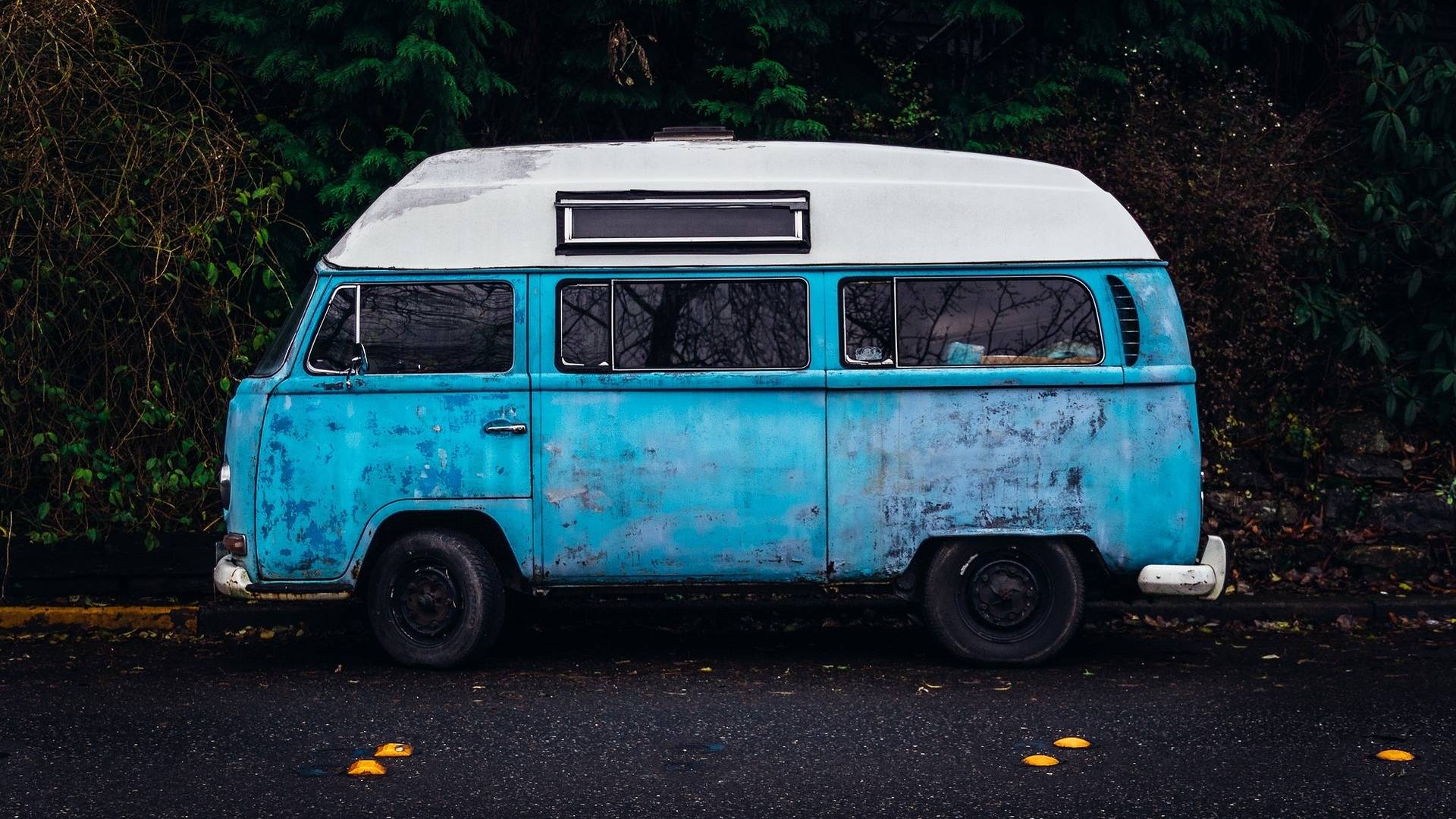 Vanlife und die Suche nach der Richtigen Hardware zeit ein Bild eines sehr alten, derangieren Kleinbusses in Blau mit weißem Dach