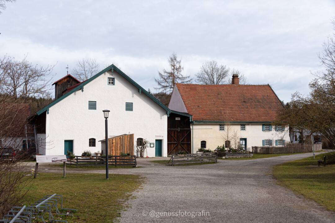 Der Jexhof in Schöngeising ist ein kleiner ehemaliger Bauernhof mit angeschlossenem Bauernhofmuseum und kleiner Gastronomie.