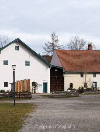 Der Jexhof in Schöngeising ist ein kleiner ehemaliger Bauernhof mit angeschlossenem Bauernhofmuseum und kleiner Gastronomie.