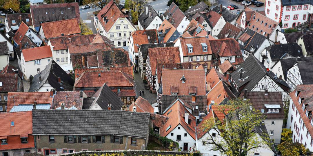 Klingenberg am Main - das Bild zeigt die Altstadt von oben mit eng zusammengebauten Häusern und im Hintergrund den Main.